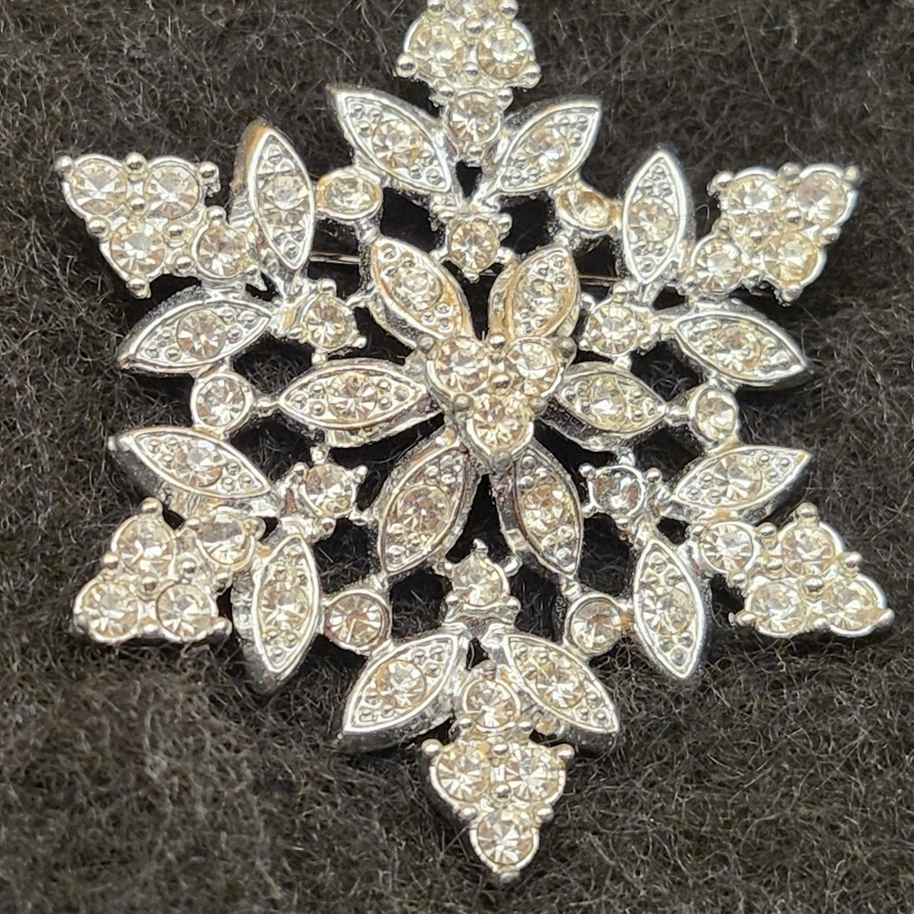 Vintage Sarah coventry Intricate Silver Snowflake Brooch with Gemstones